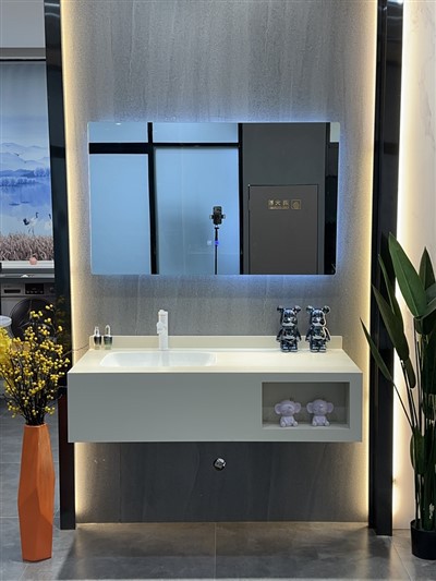 Živahna kopalniška omarica iz skrilavca